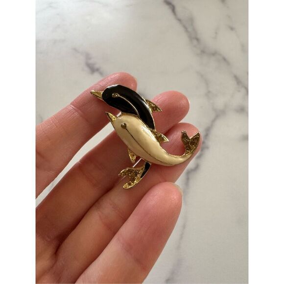 Vintage 90s pin brooch dolphin twin pair cream black gold relationship - Picture 2 of 4
